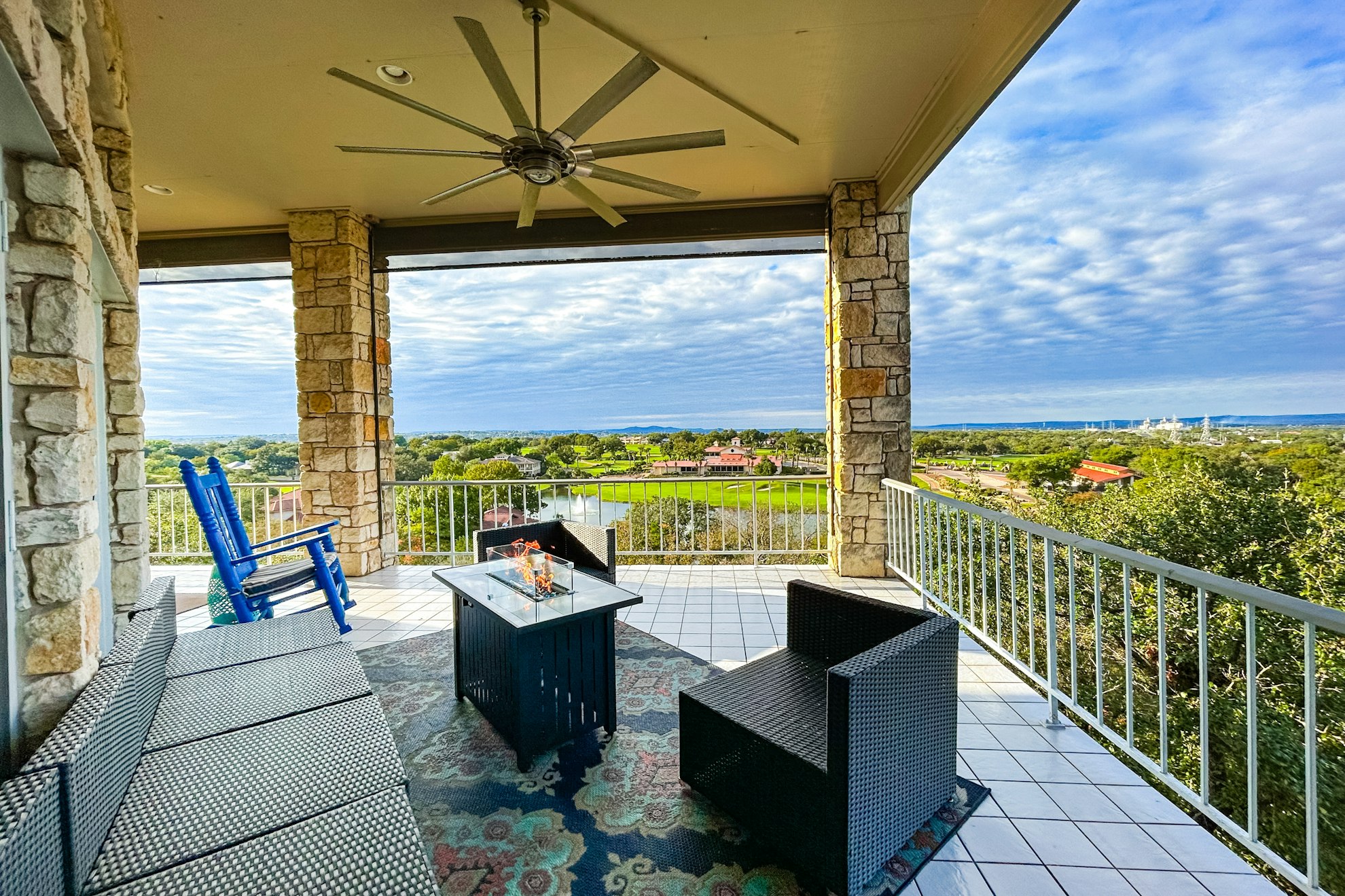 Country 4BR - hot tub & 2 terraces, dog-friendly