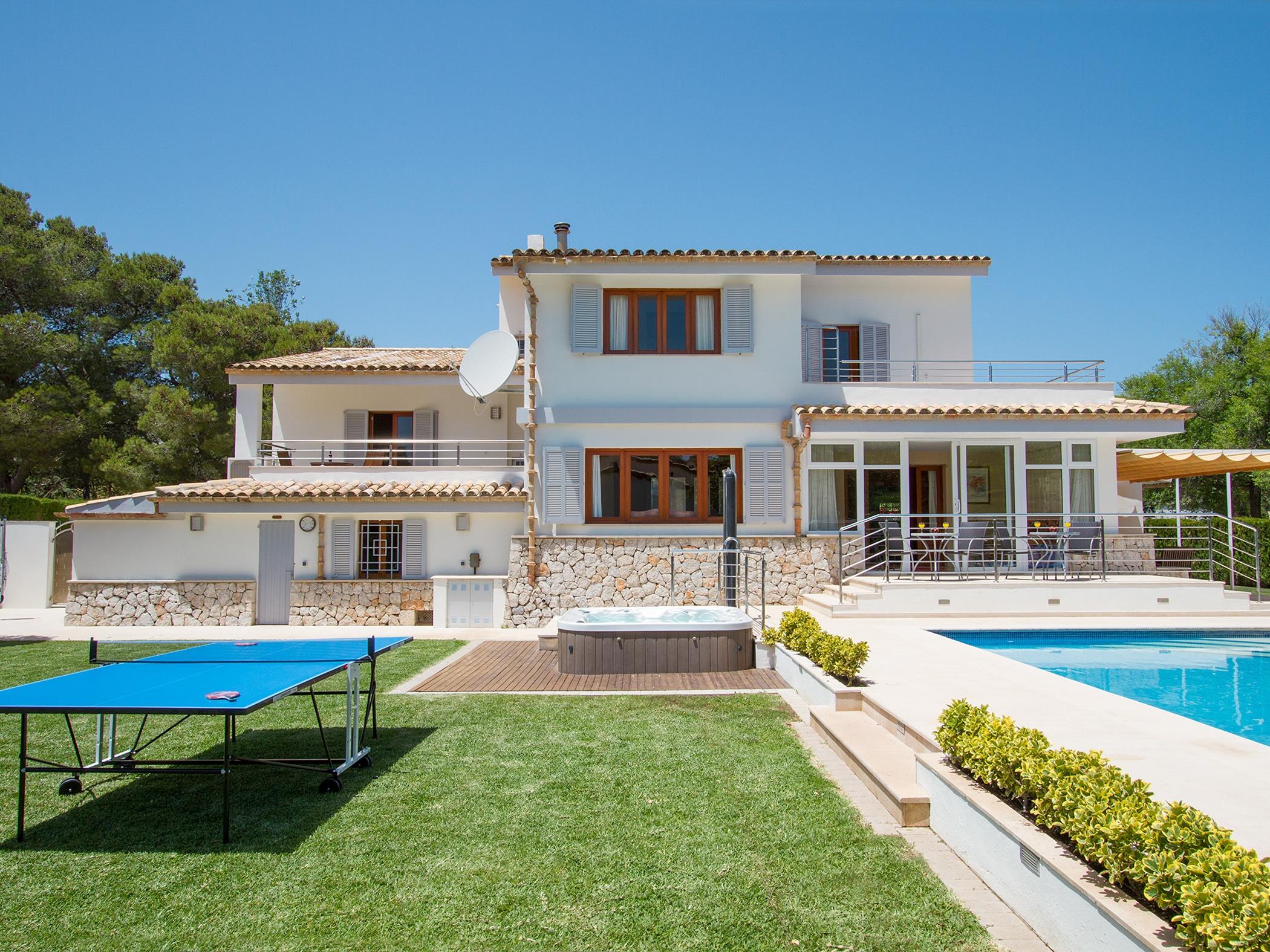 Walk to Beach! Big family Villa w/ Pool & hot tub in Pollença, Mallorca