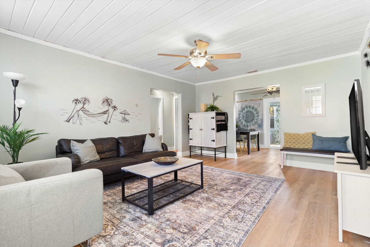 Relaxing Bungalow Walkable to the Beach!