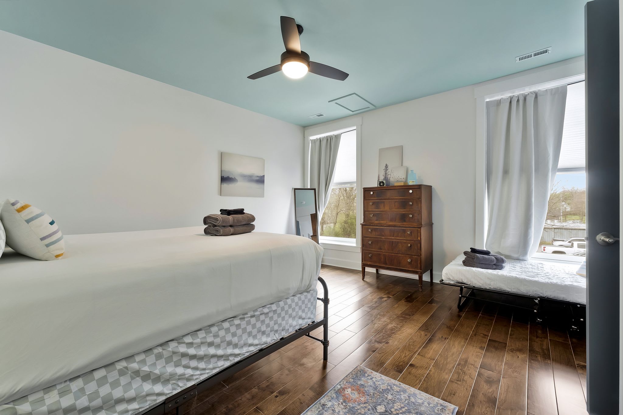 *Sleeps 4* Downtown USA ~ Walkable Dickson Apt