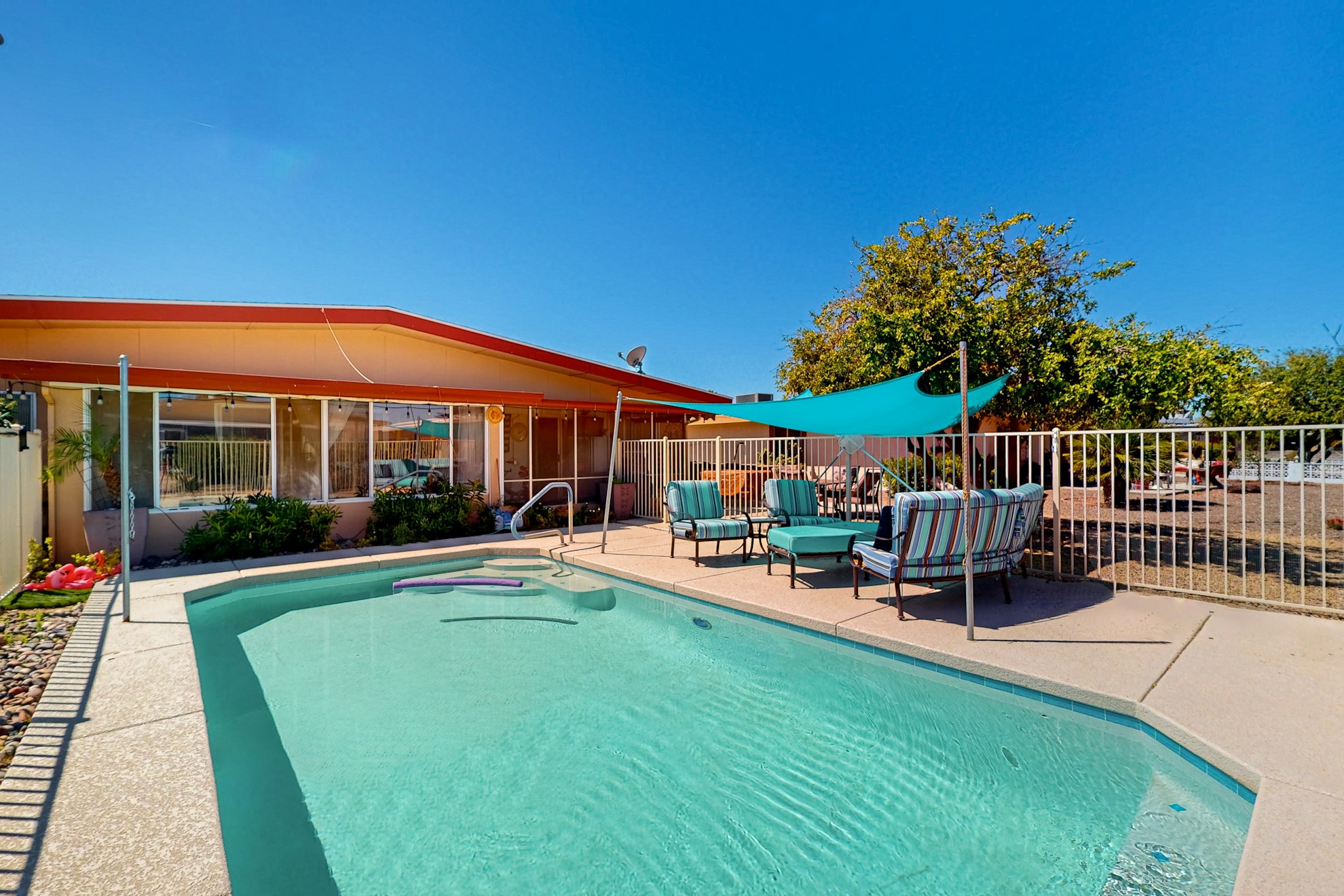 Dog-friendly 2BR with pool, yoga studio & patio