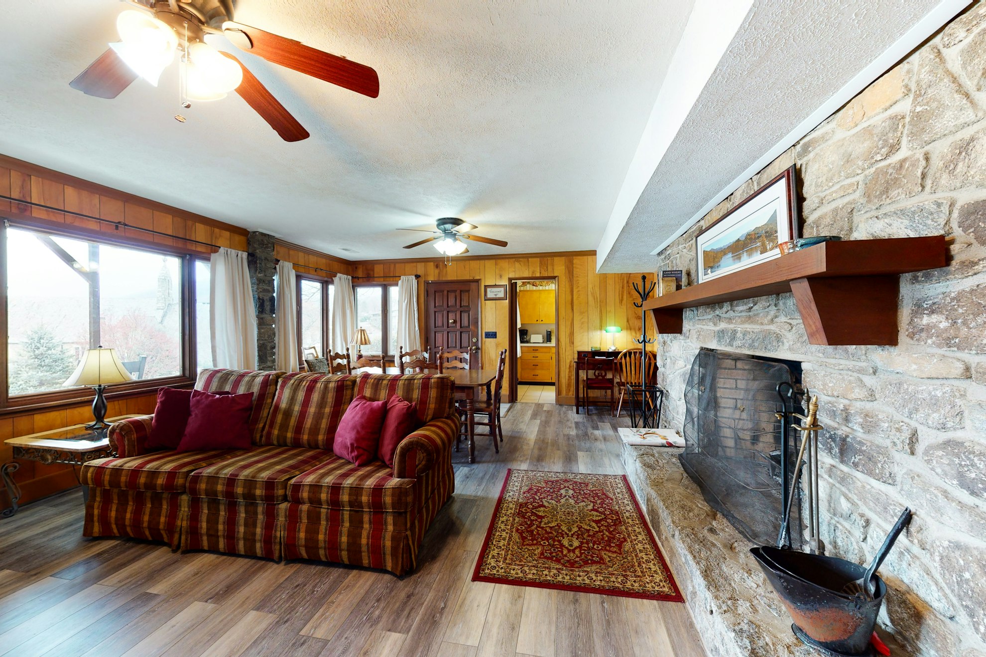 Casual 2BR Lakeview | Pool | Fireplace