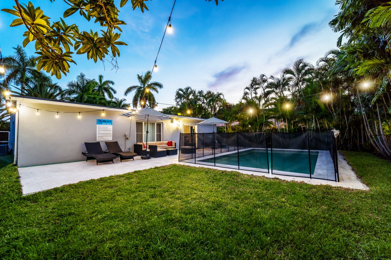 "Grey Manor" - 3 bd/2 bath home with private pool in Hallandale Beach, Broward County