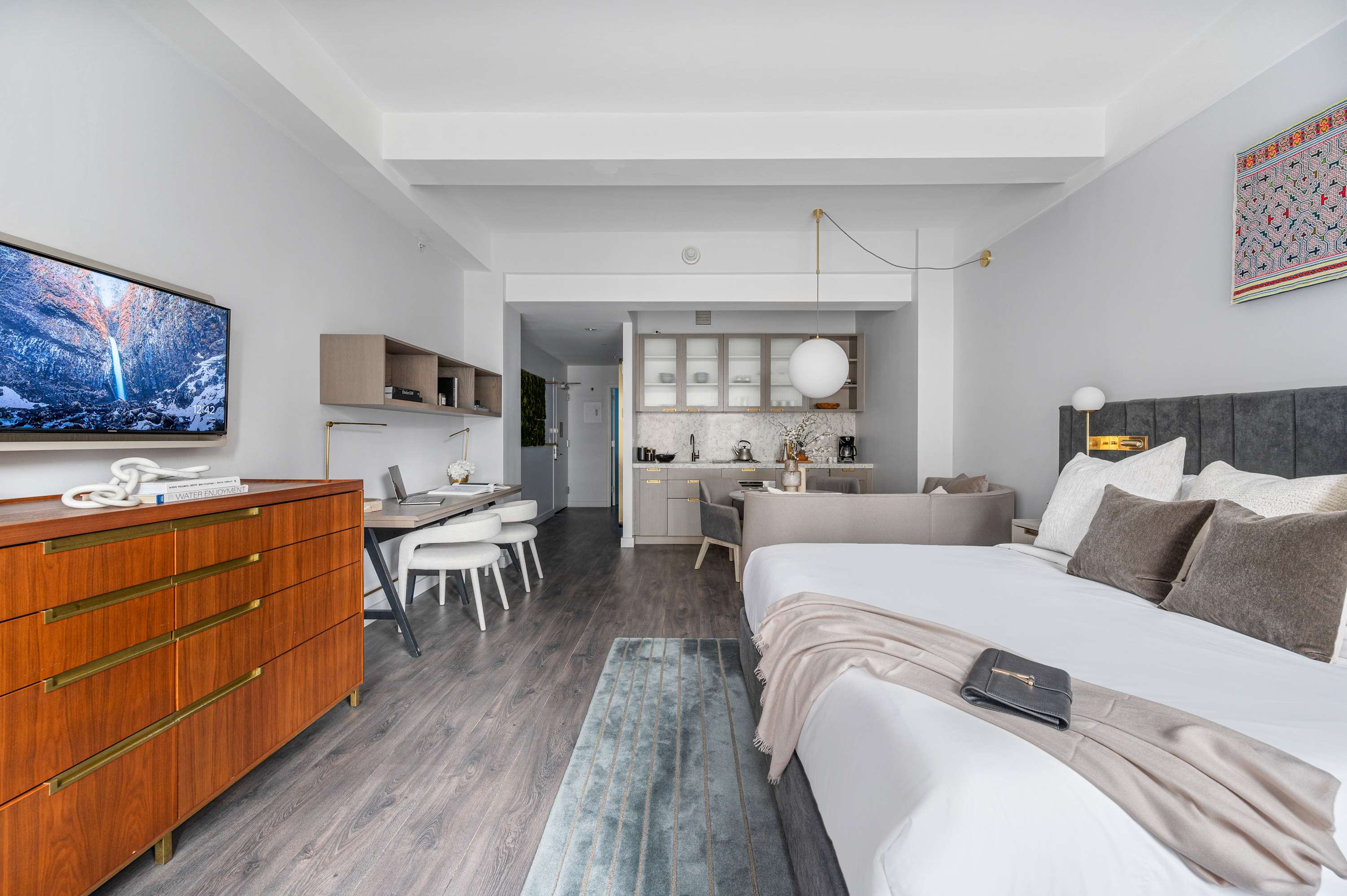 17John: Executive King Suite with Sofa Bed