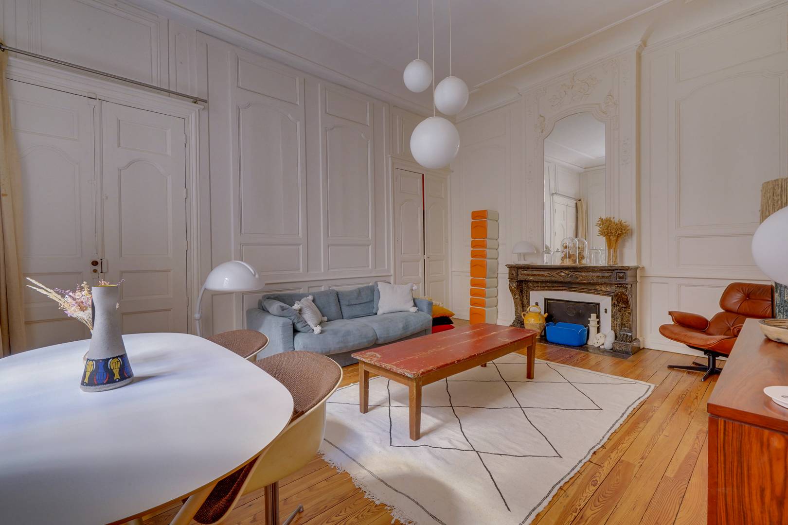 Spacious apartment close to St Michel + parking in Bordeaux Sud, Bordeaux