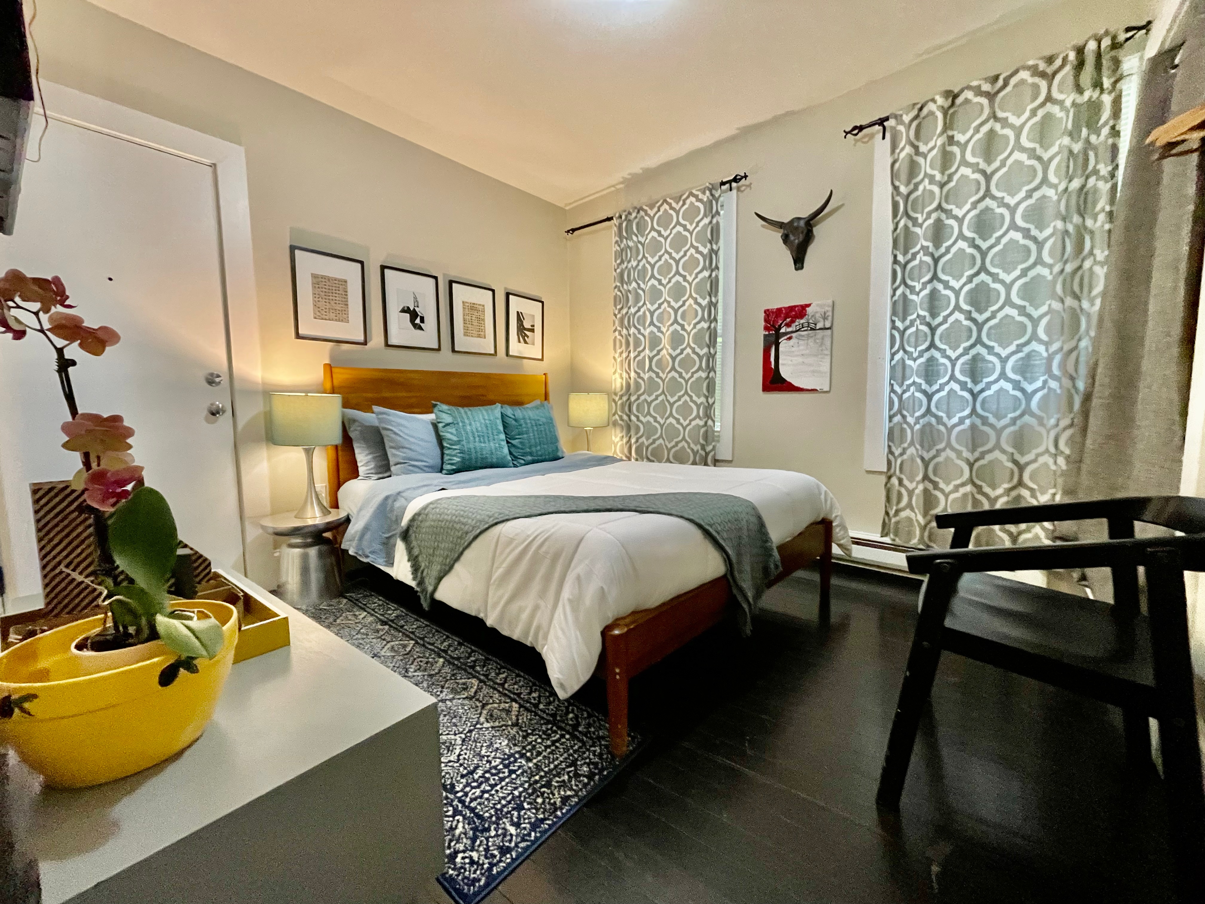 Gorgeous Huge Duplex 3 baths sleeps 6 Parking