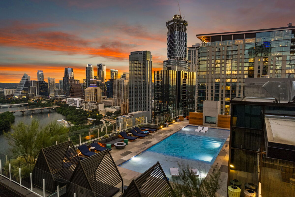 Luxe 1BR | Sleeps 4 | Walk to Rainey | Pool | Gym — real-estate in 78701, Austin