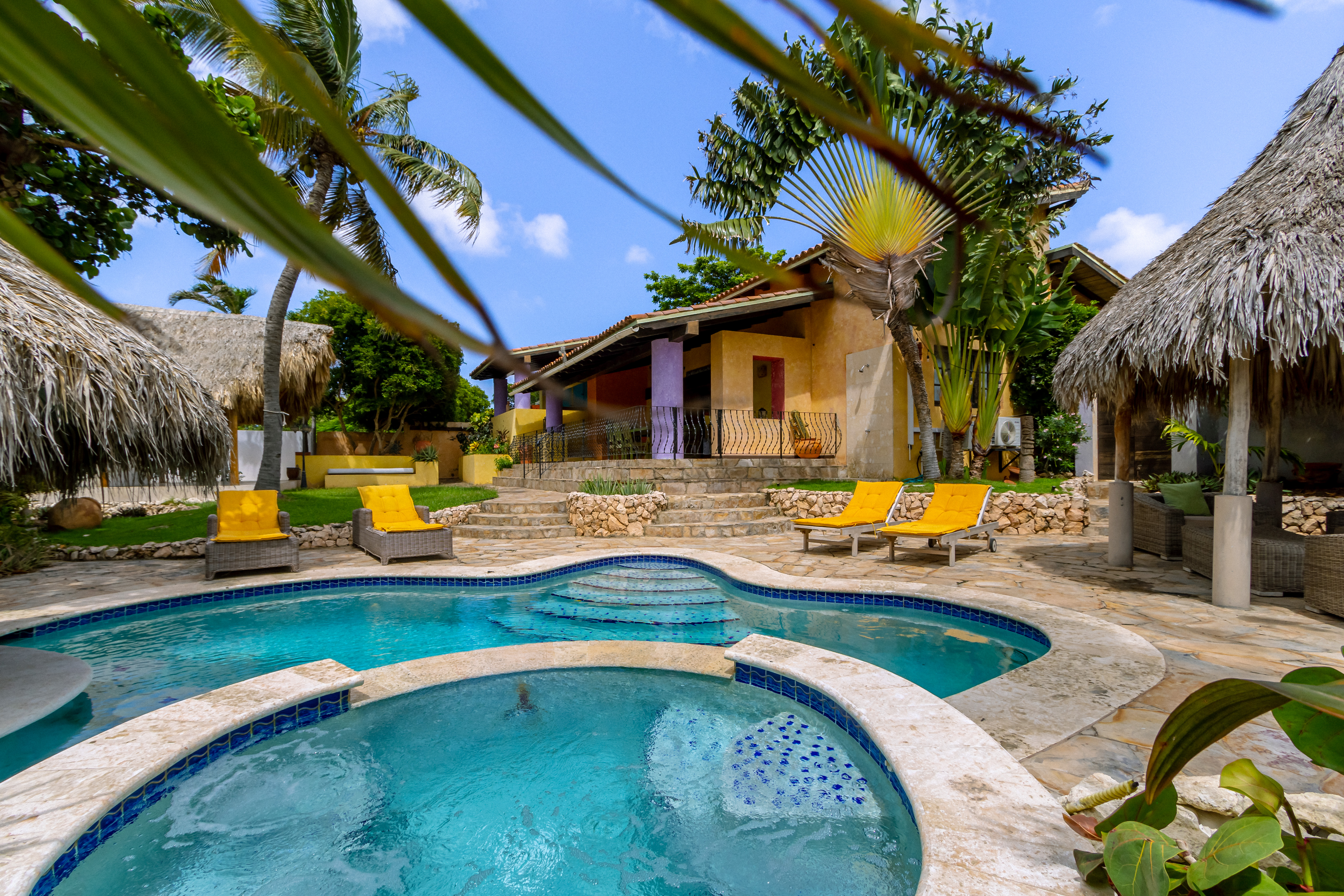 Graceful 5BR Villa w Pool & Patio Near Eagle Beach