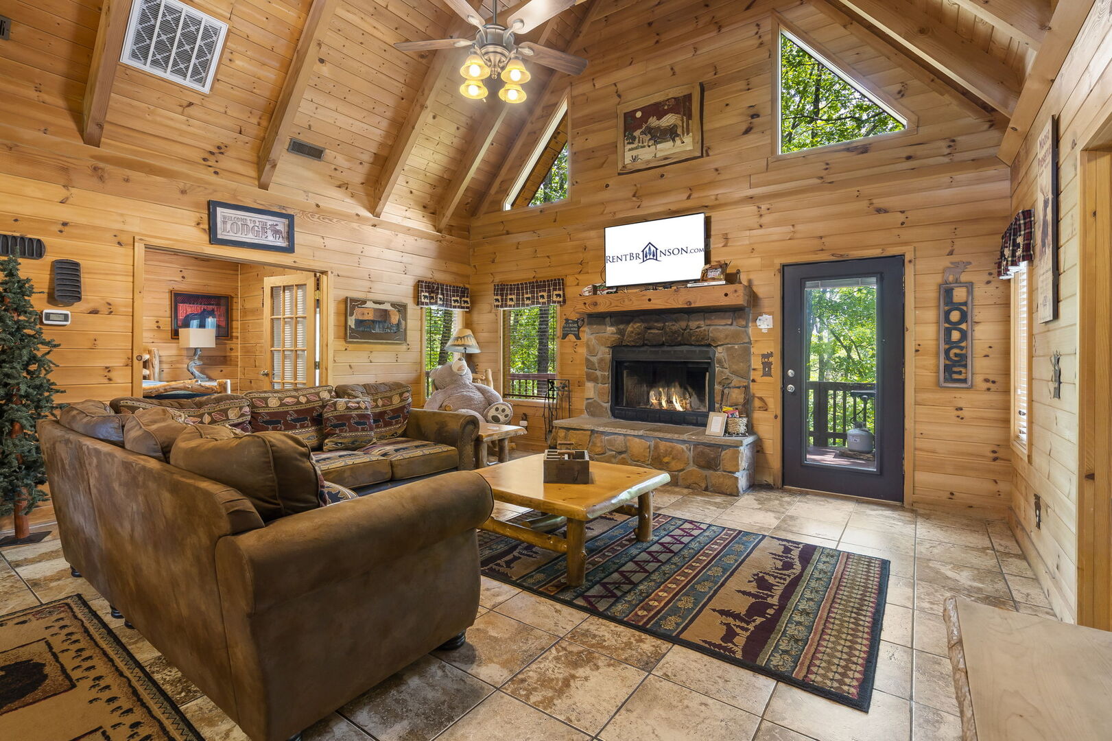 2 mst suites, Hot Tub Car Charger Near Big Cedar