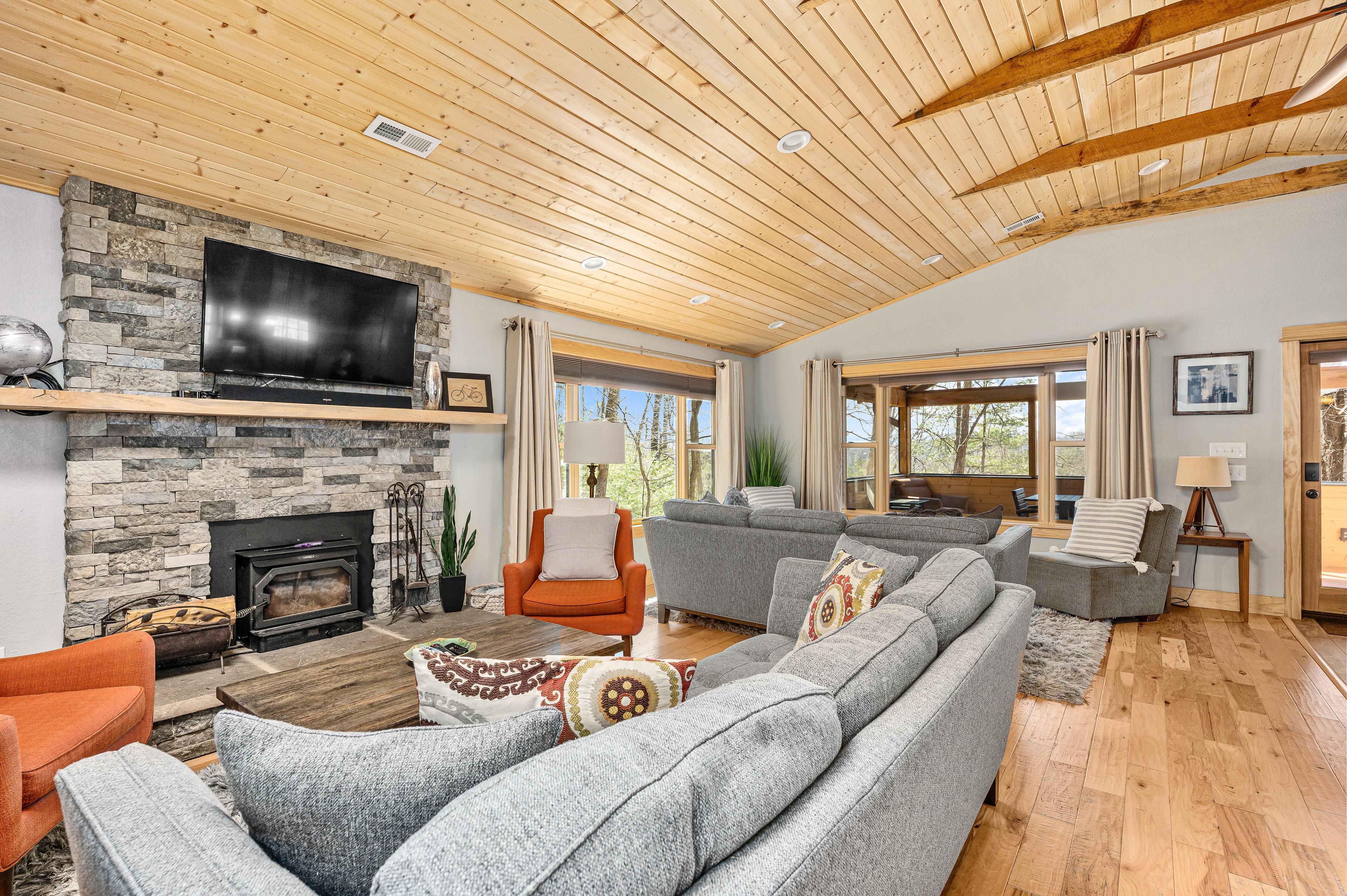Cedar Cabin | Screened in Deck | Quiet | Downtown in 28805, Asheville