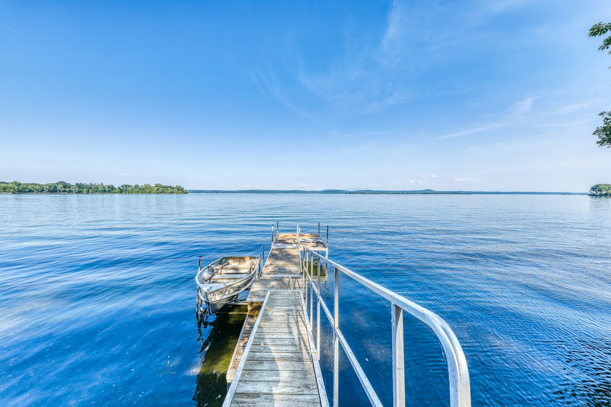 2BR Lakefront Dog Friendly | Dock | Patio