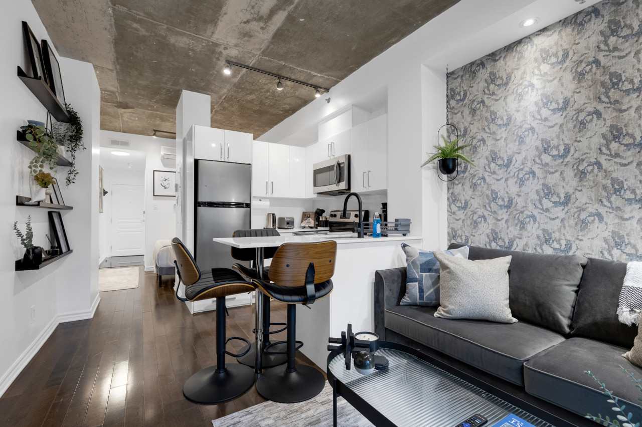 Impeccable Parc Avenue Pad W/ Parking