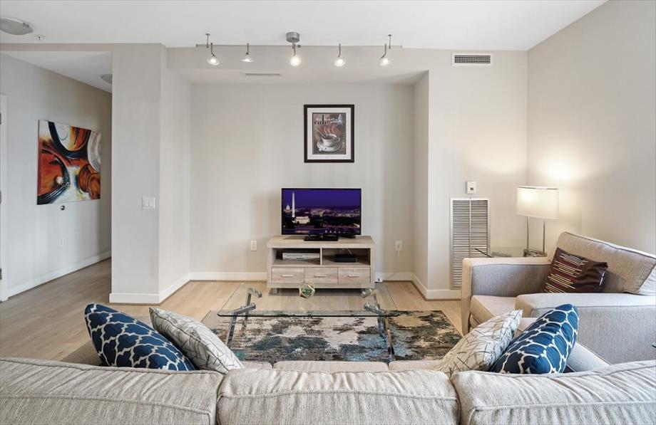Lux 2 BR Near White House | Wifi+Gym+Min to Metro in Downtown, Chinatown, Penn Quarters, Mount Vernon Square, North Capitol Street, Washington Dc