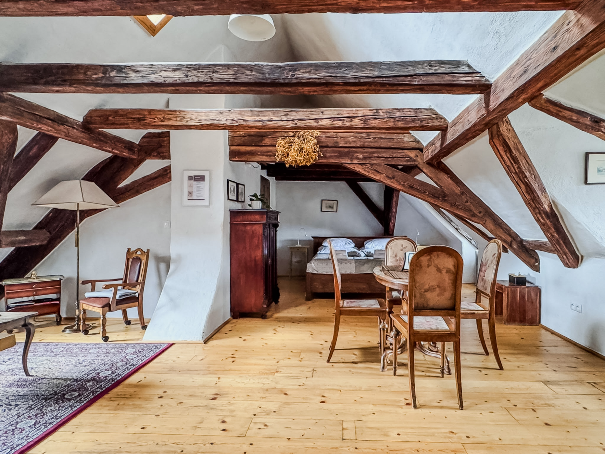 Queen Bee house. Attic Arthur Studio with A/C