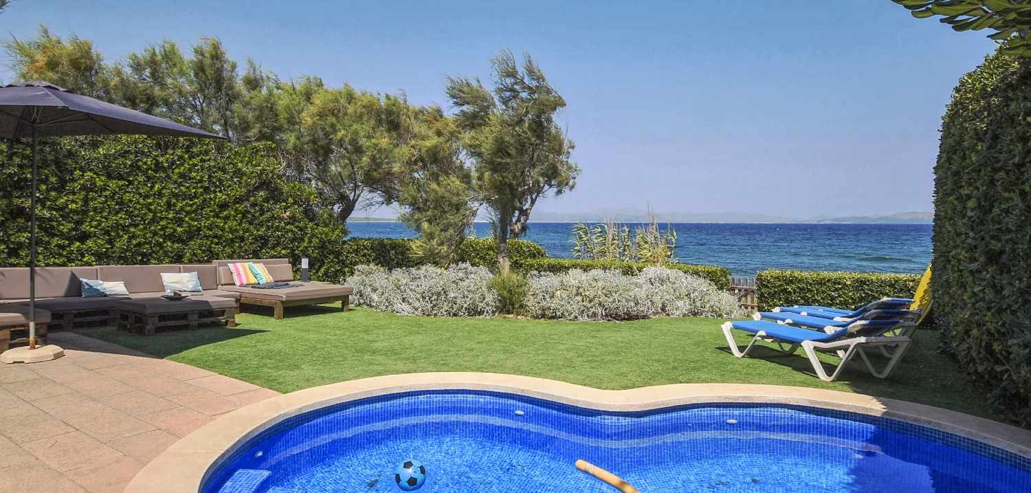 Modern villa with oceanfront & pool for 6 people