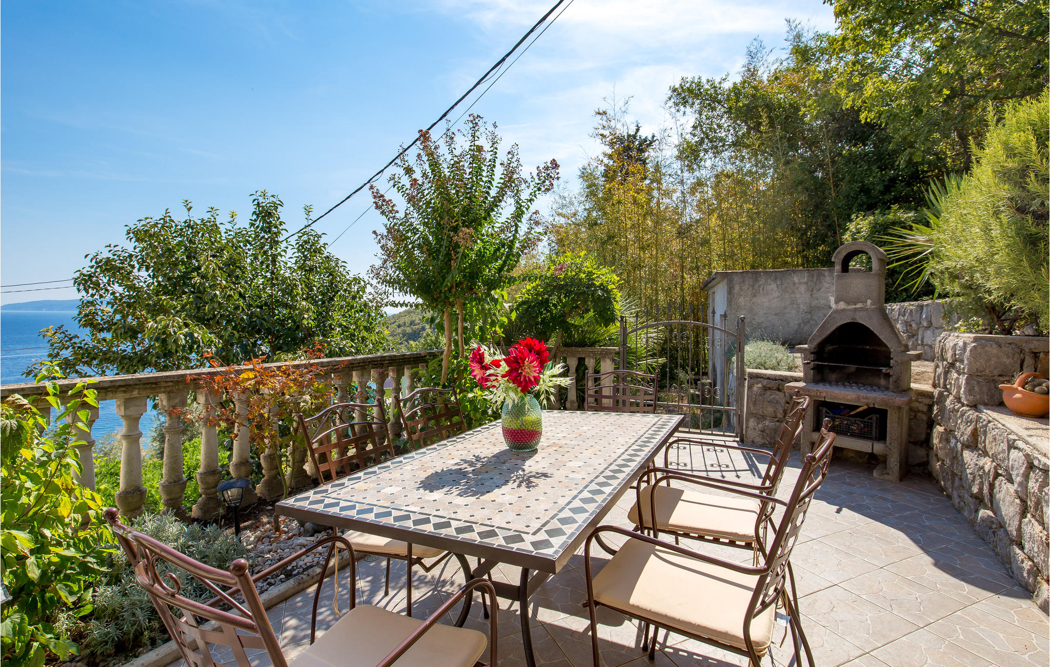 Gorgeous apartment in Medveja with house sea view