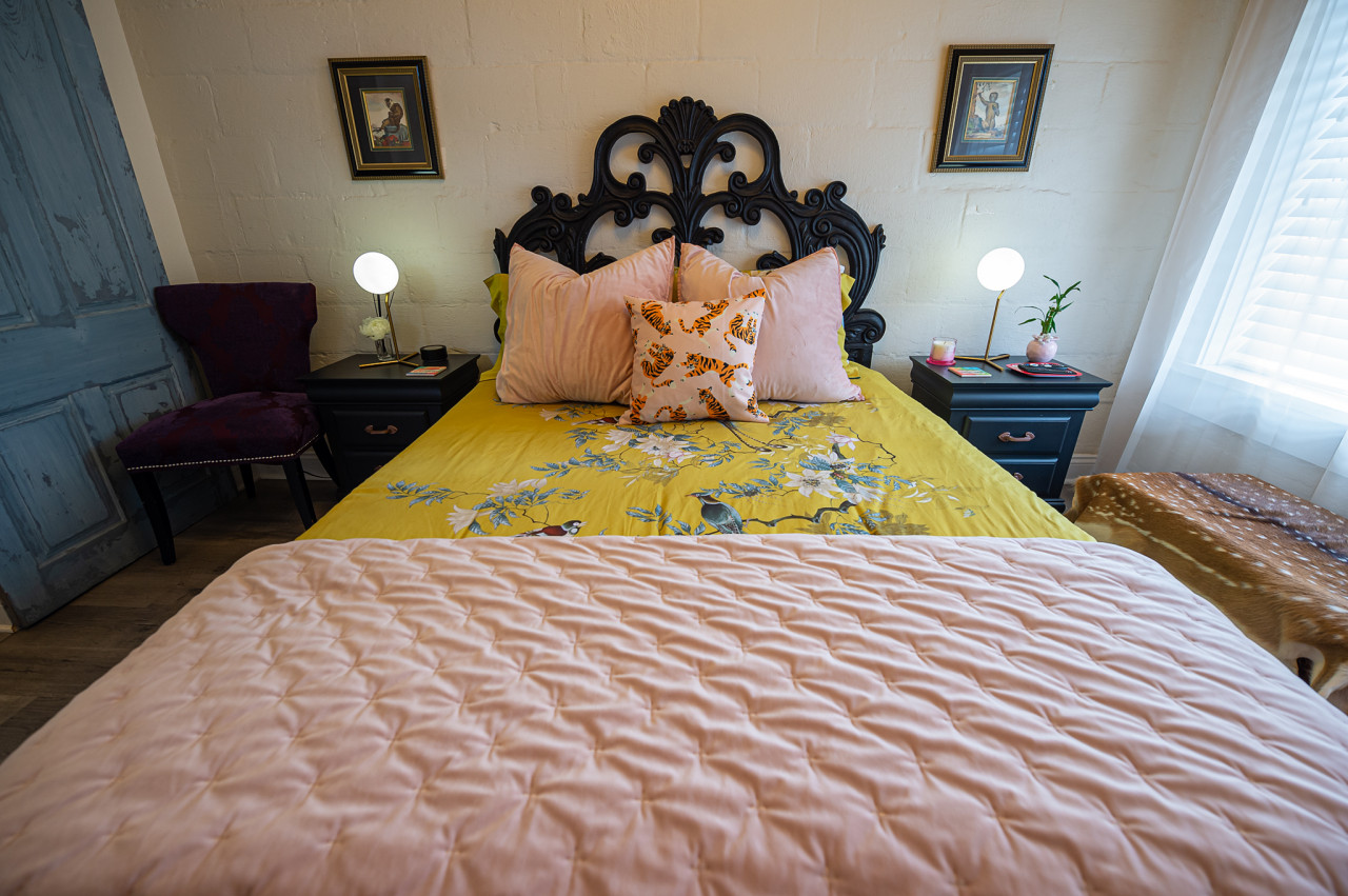 Chateau Royale, Pet Friendly, On Bayou, Downtown! Shipping containers