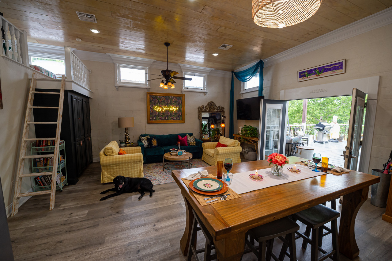 Chateau Royale, Pet Friendly, On Bayou, Downtown! Shipping containers