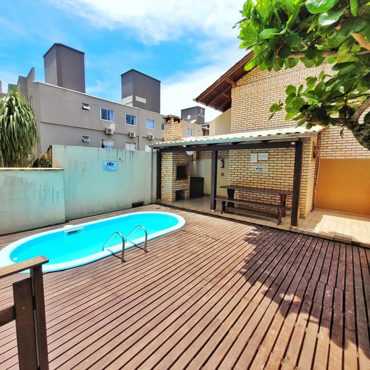 Duplex 2 suites with AR, swimming pool, 100m p. Bombinhas