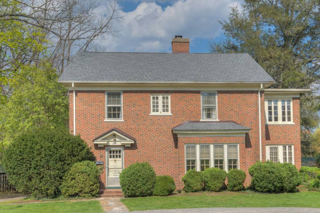 Historic Robeson House, Downtown & Next to Campus