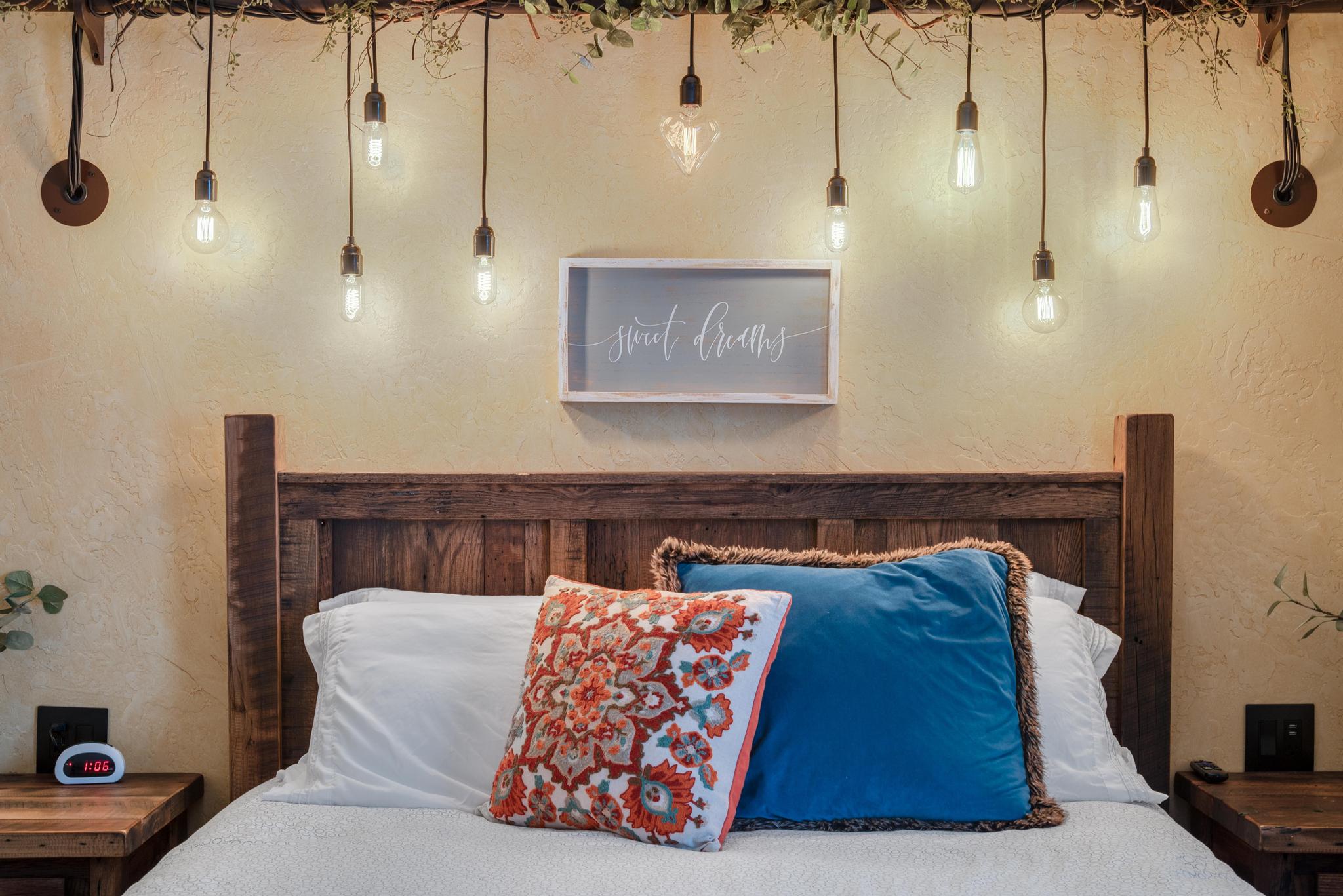 Romantic Getaway on Main Street - Rustic Suite
