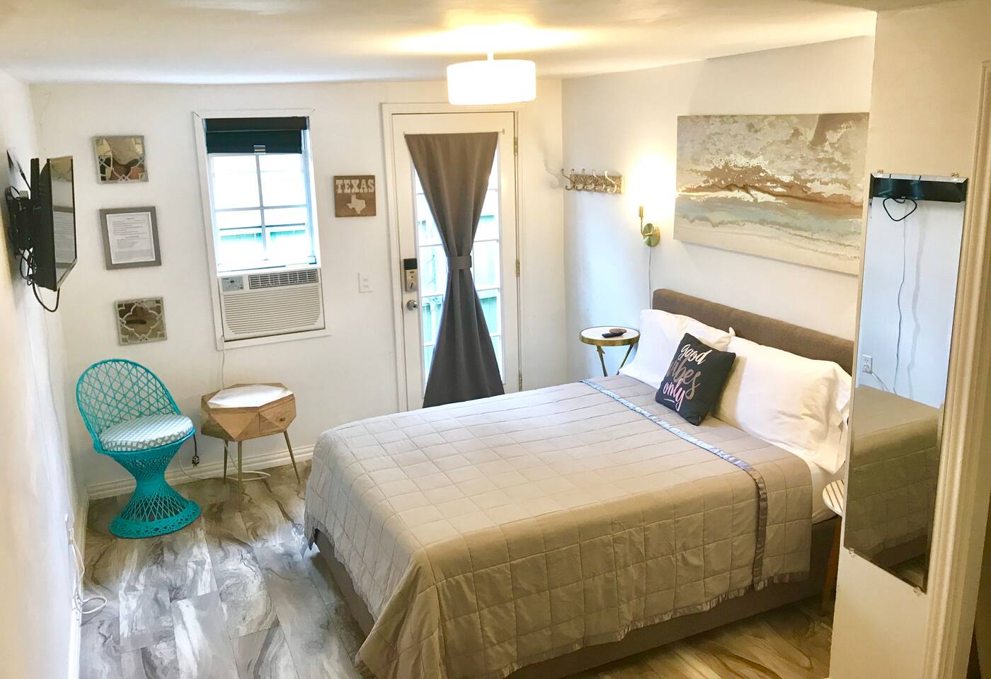 Cozy Private Studio - near SMU w Private Parking in District 14, Dallas