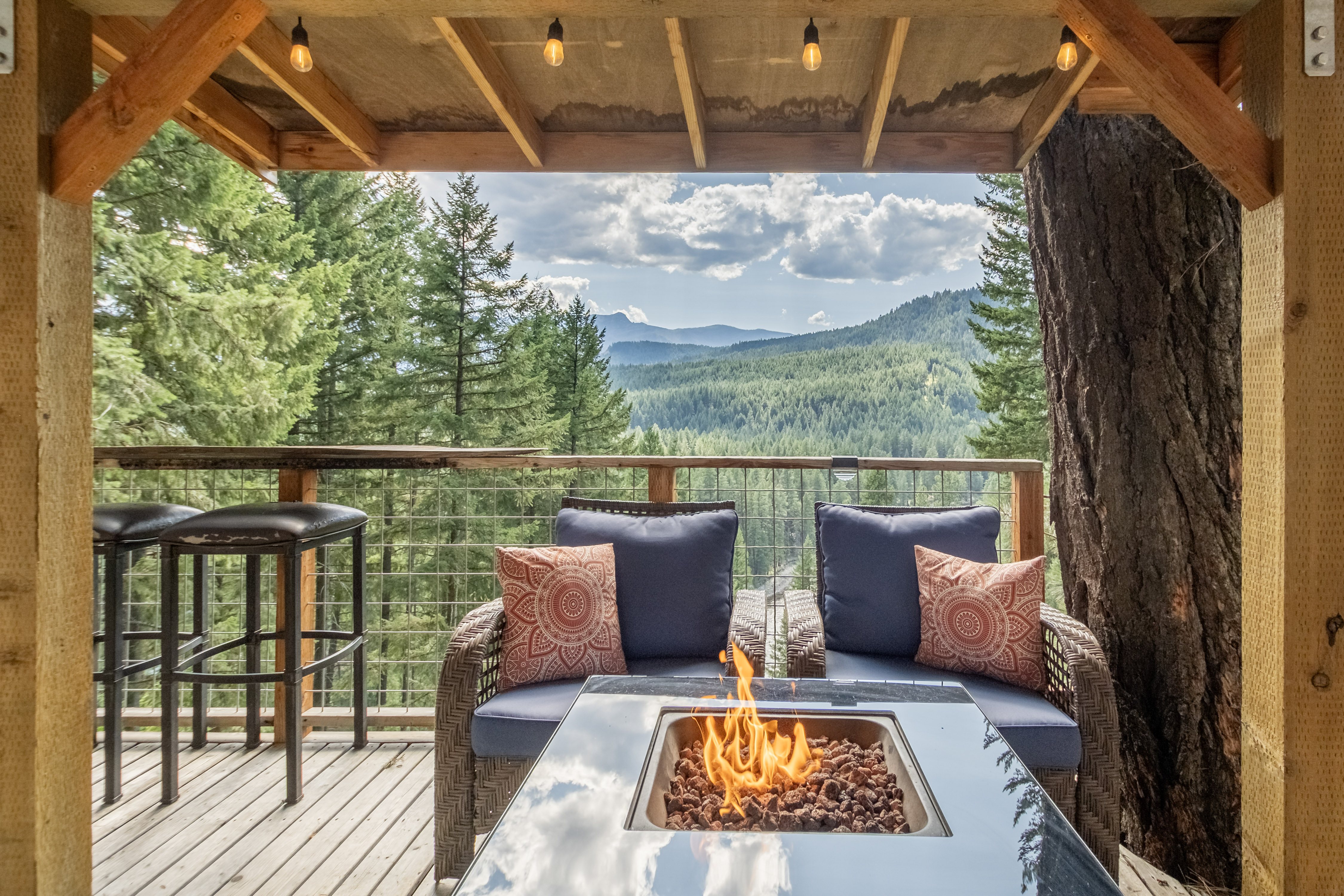 Das Tree Haus-Views, Hot Tub, WIFI, Dogs, ROKU - Cabins for Rent