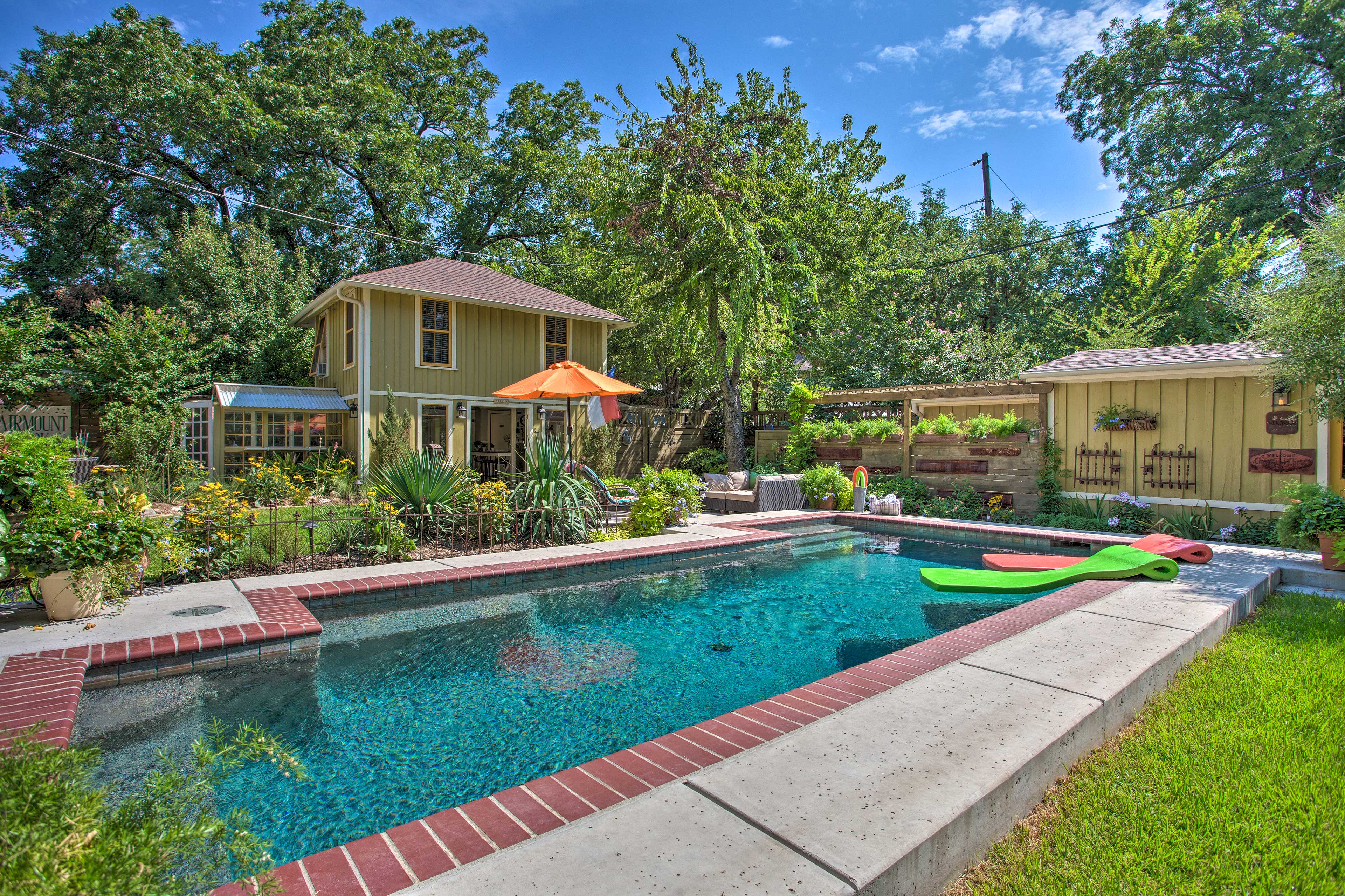 4 Mi to Dtwn! Fort Worth Cottage w/ Shared Pool in District 9, Fort Worth