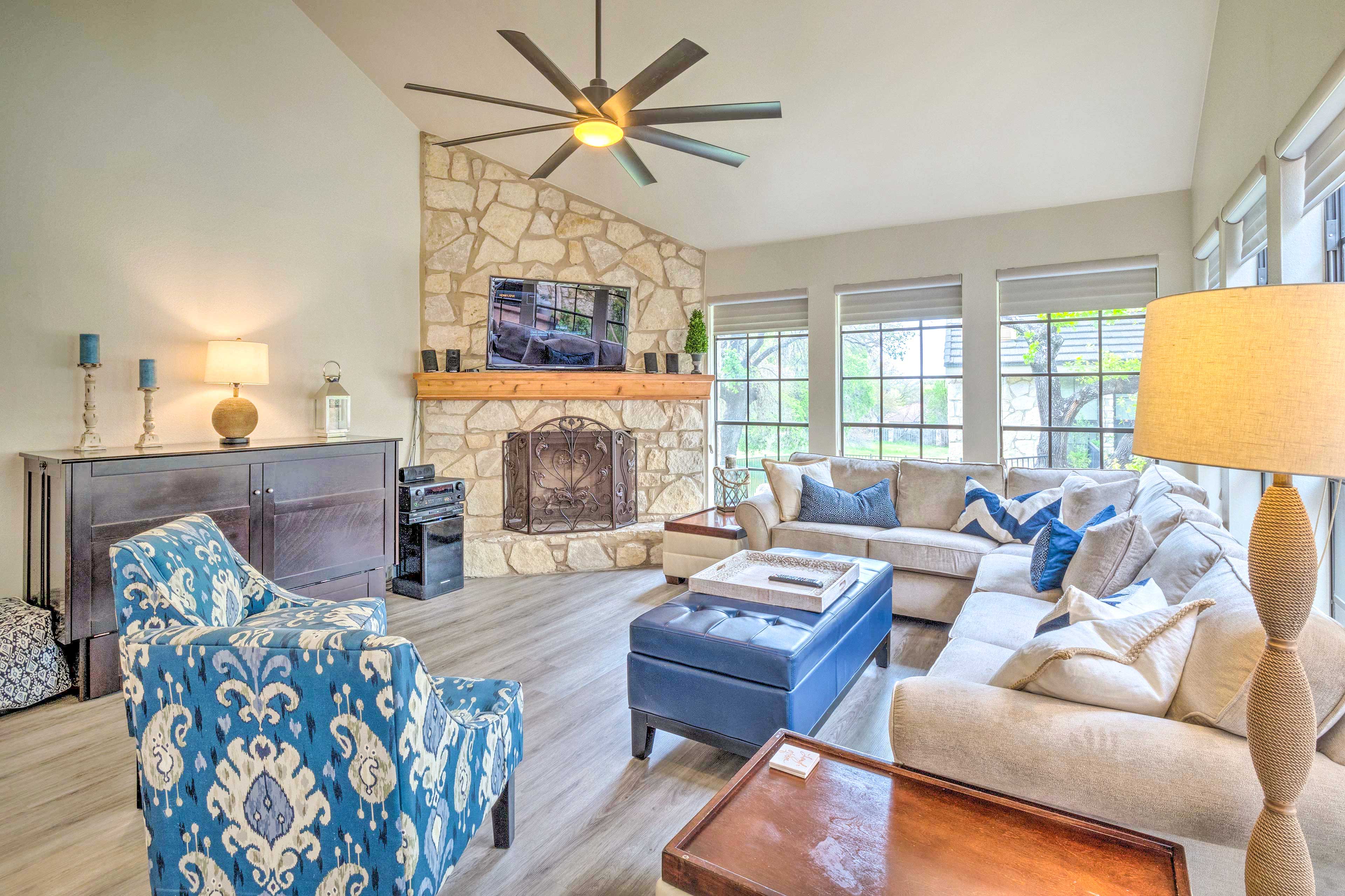 Horseshoe Bay Townhome w/ Patio & Outdoor Pool!