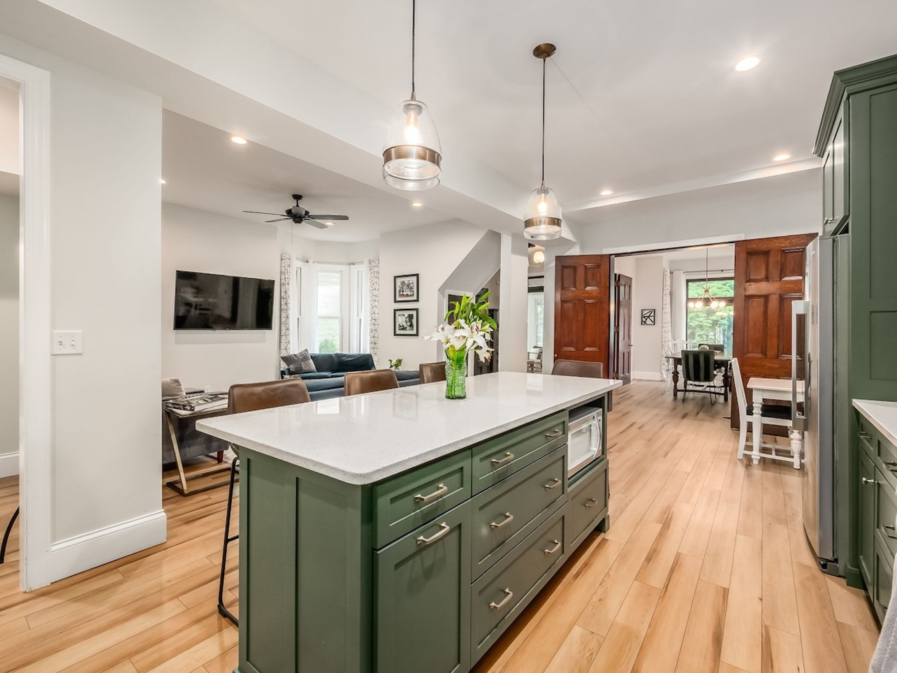 3 Suites • 5 Queens • OSU ½ mi • Parking for 4 in Near North/University, Columbus