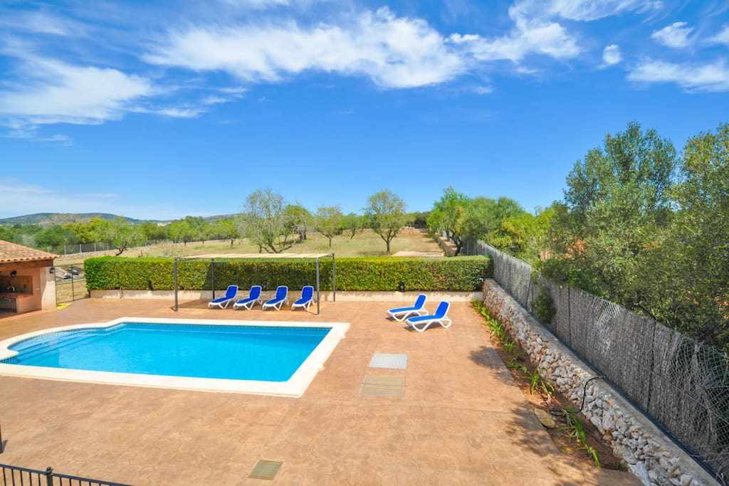 For 6 persons with Bbq, pool, terrace and wifi
