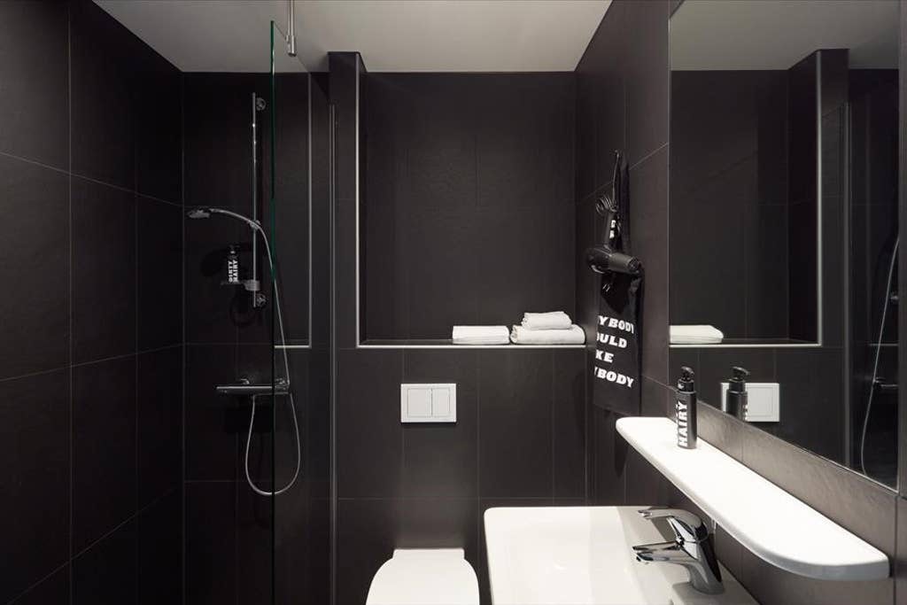 Deluxe King · Spacious and stylish downtown suite — Amsterdam stay