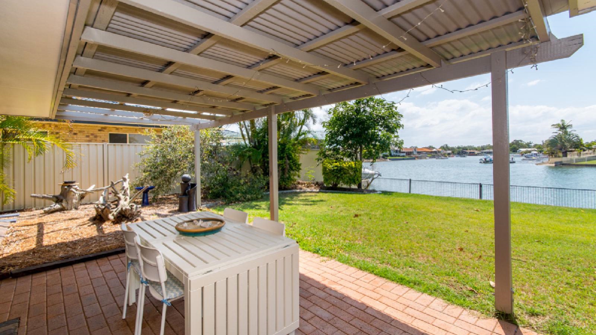 Lowset Home On The Canal - Dolphin Dr, Bongaree
