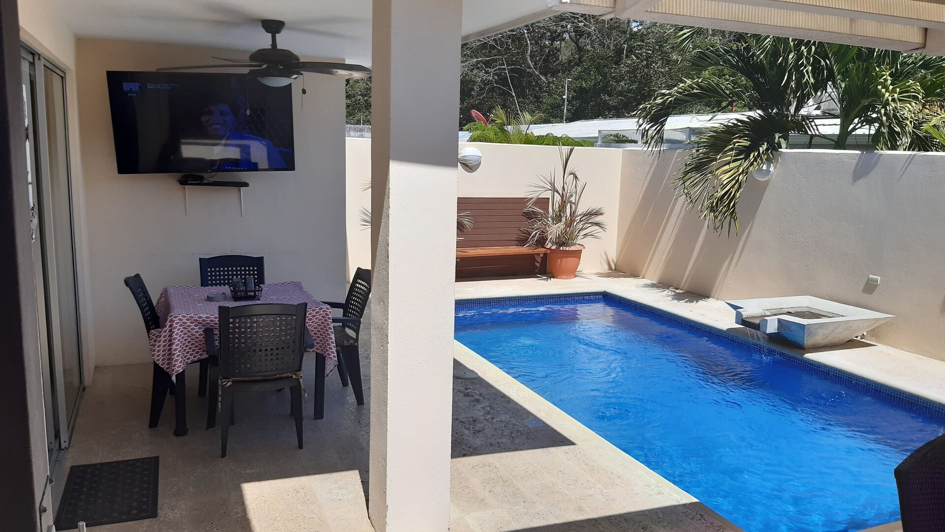 Modern townhome with private pool and grill, 5 minute drive to beach