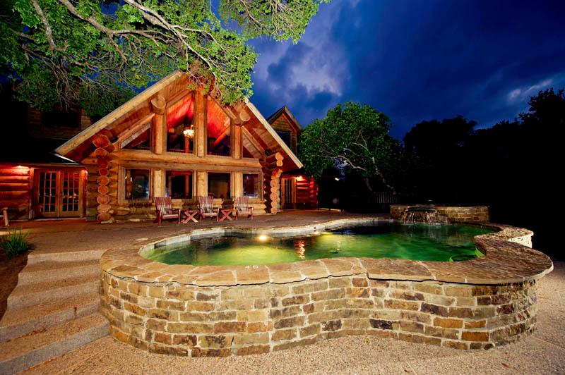 Rockin J: Vibrant Lakeside Retreat Awaits You!