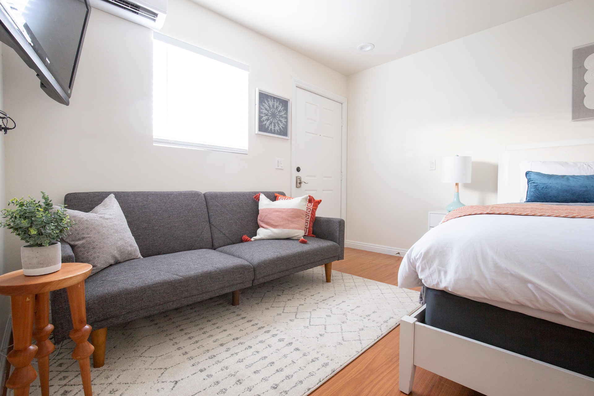 Cozy Mid-Century Inspired Studio Guest House in LA