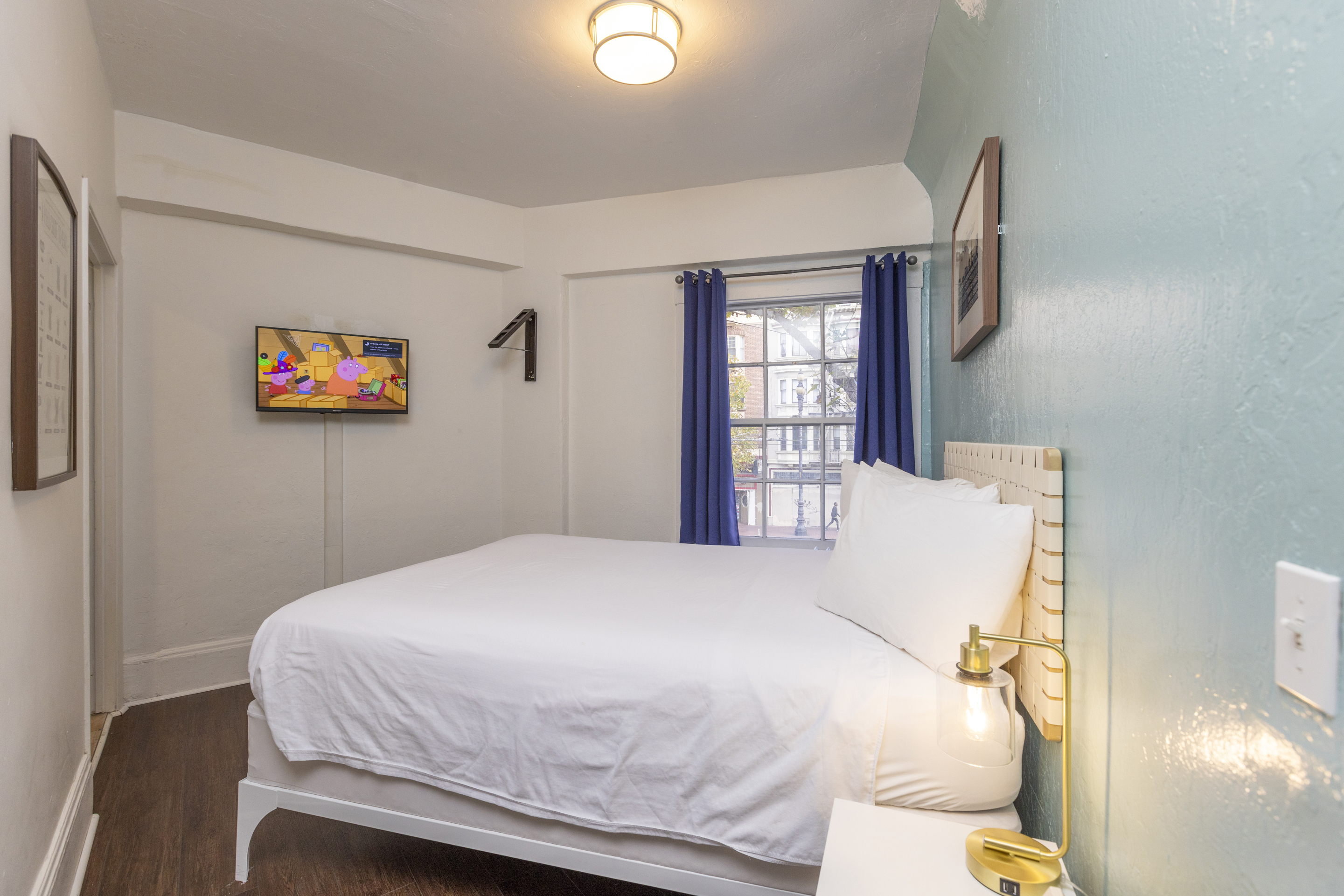 Economy Queen Room with Ensuite Bathroom