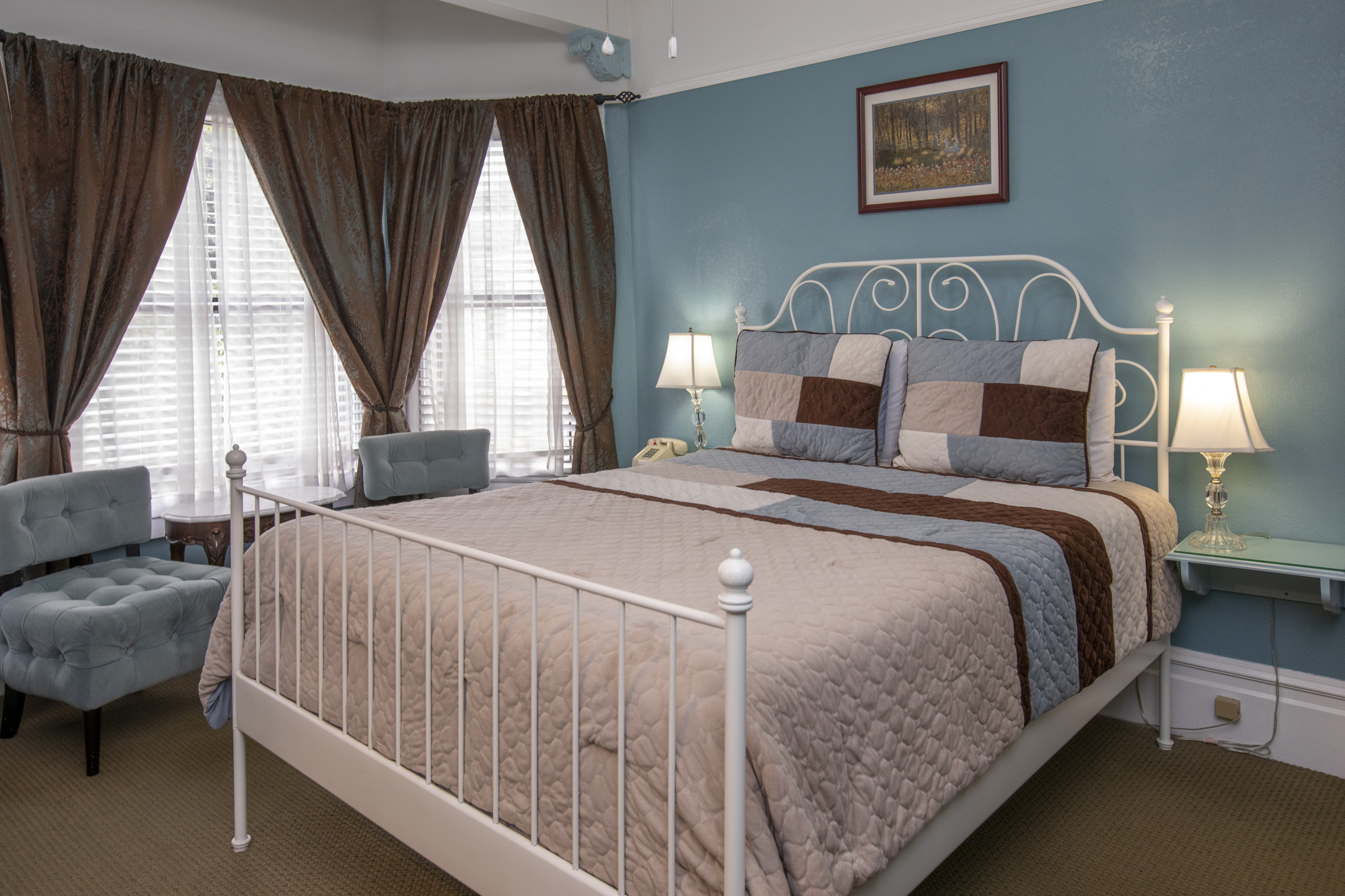 Standard Queen Room with Shared Bathroom