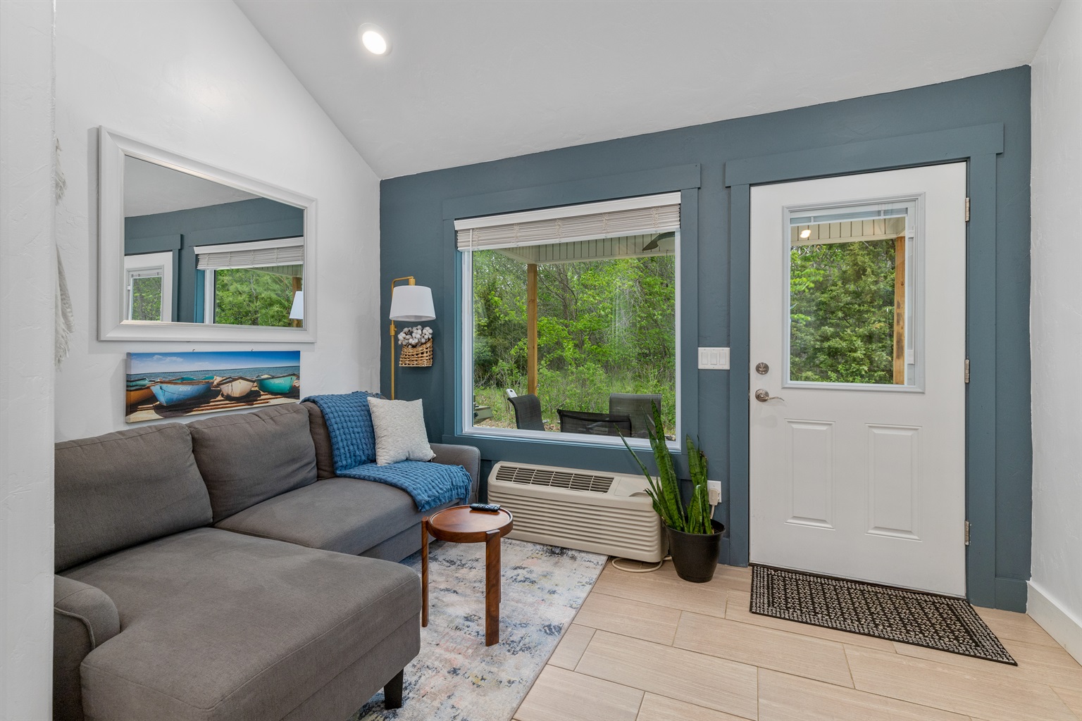 One Bdrm Cottage w/ Lake Access Kitchen W/D