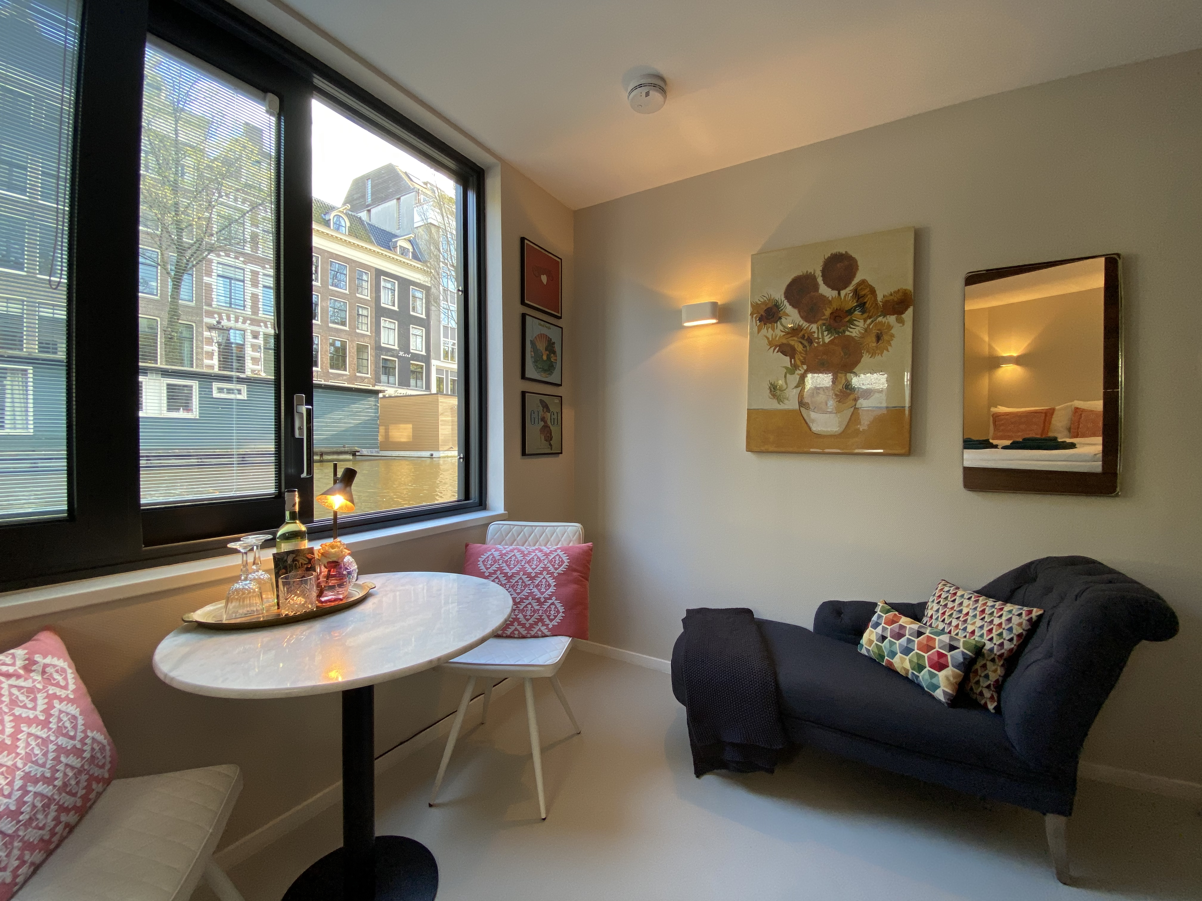 Unique canal houseboat,  Amsterdam top spot (1) — Amsterdam stay
