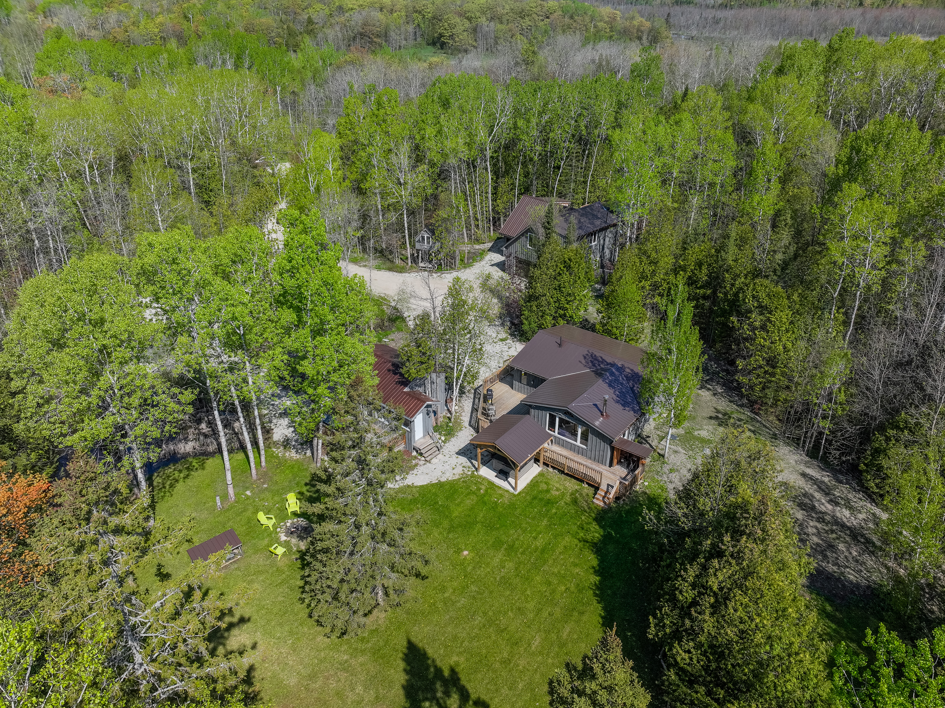 Starry Haven: Serene 3-BR Retreat with Hot Tub