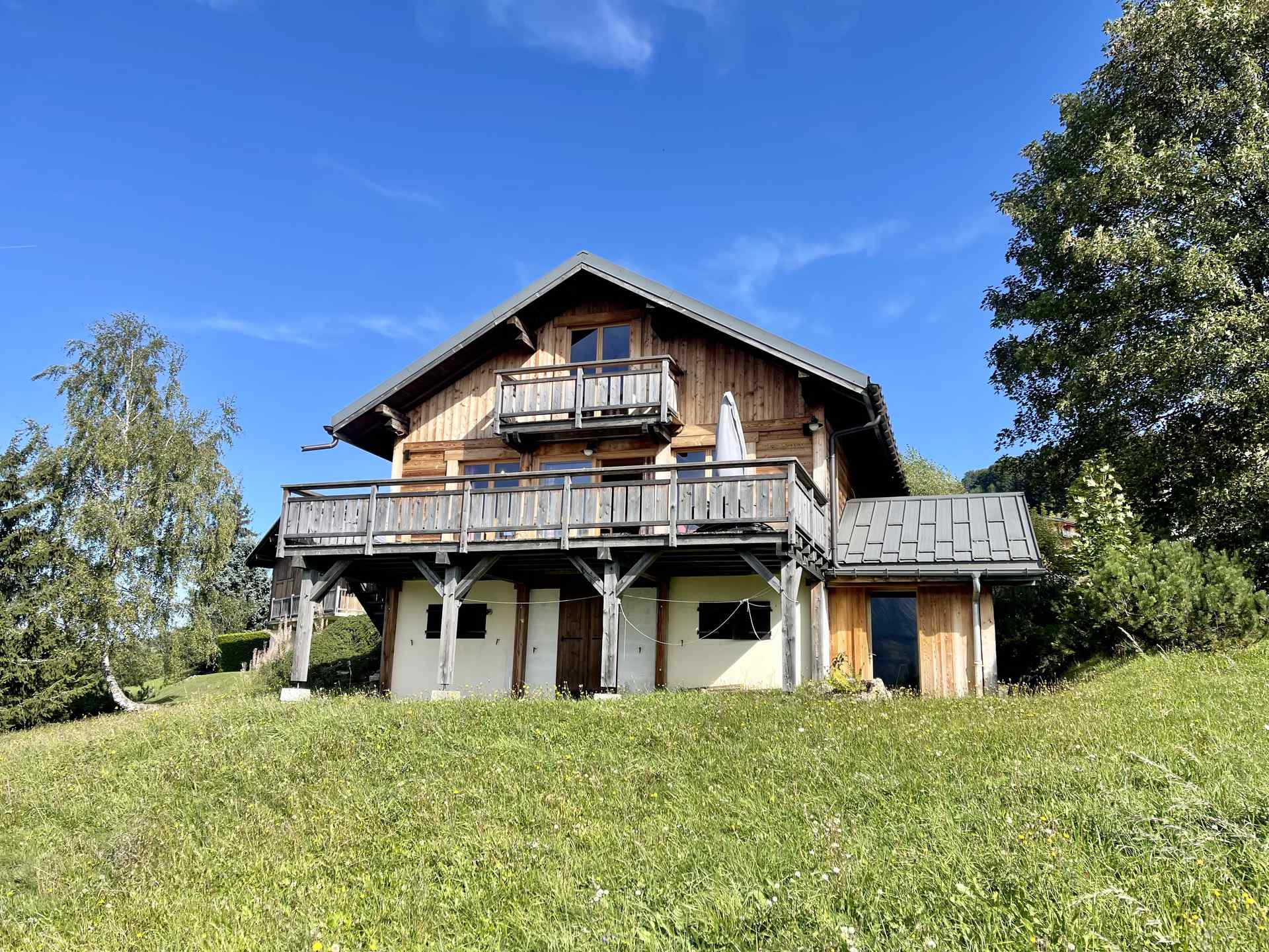 Chalet close to the slopes and the village