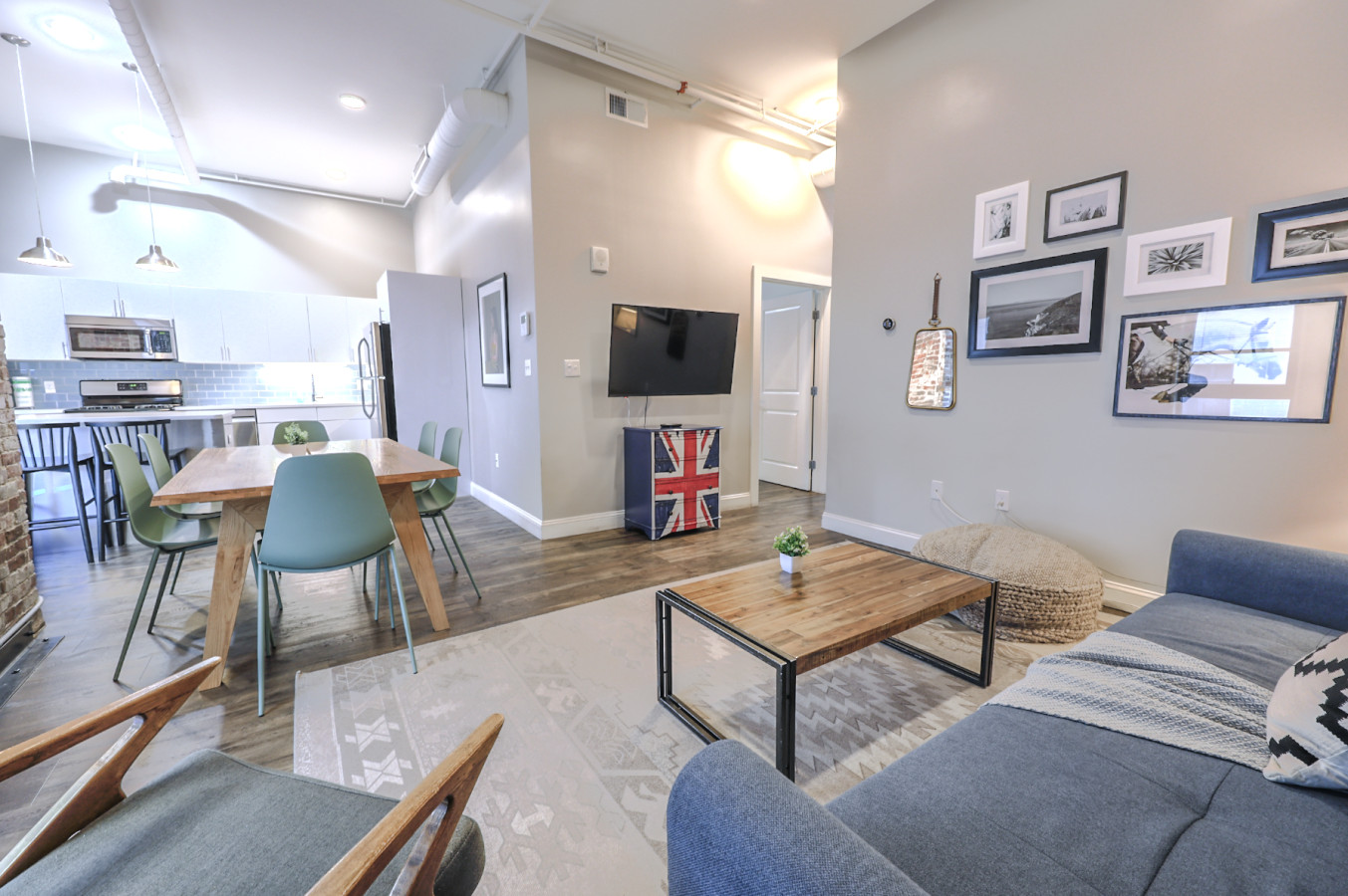 Designer Lux 4bed Loft | Steps to the State House