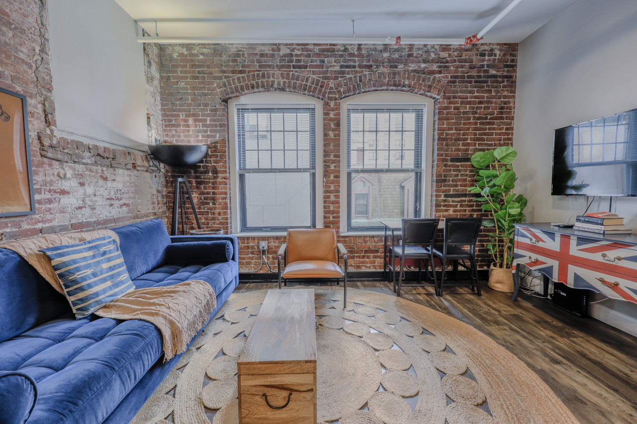Pet Friendly | 3bd 2ba Flat steps to Beacon Hill