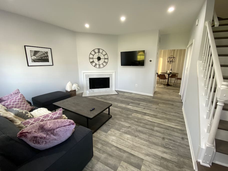 Contemporary 2 BDR+Office, 2 LVL, Designer Kitchen