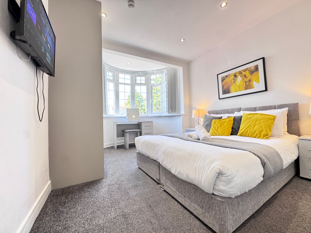 1bus to airport-Near hotel hopper-Private Bathroom