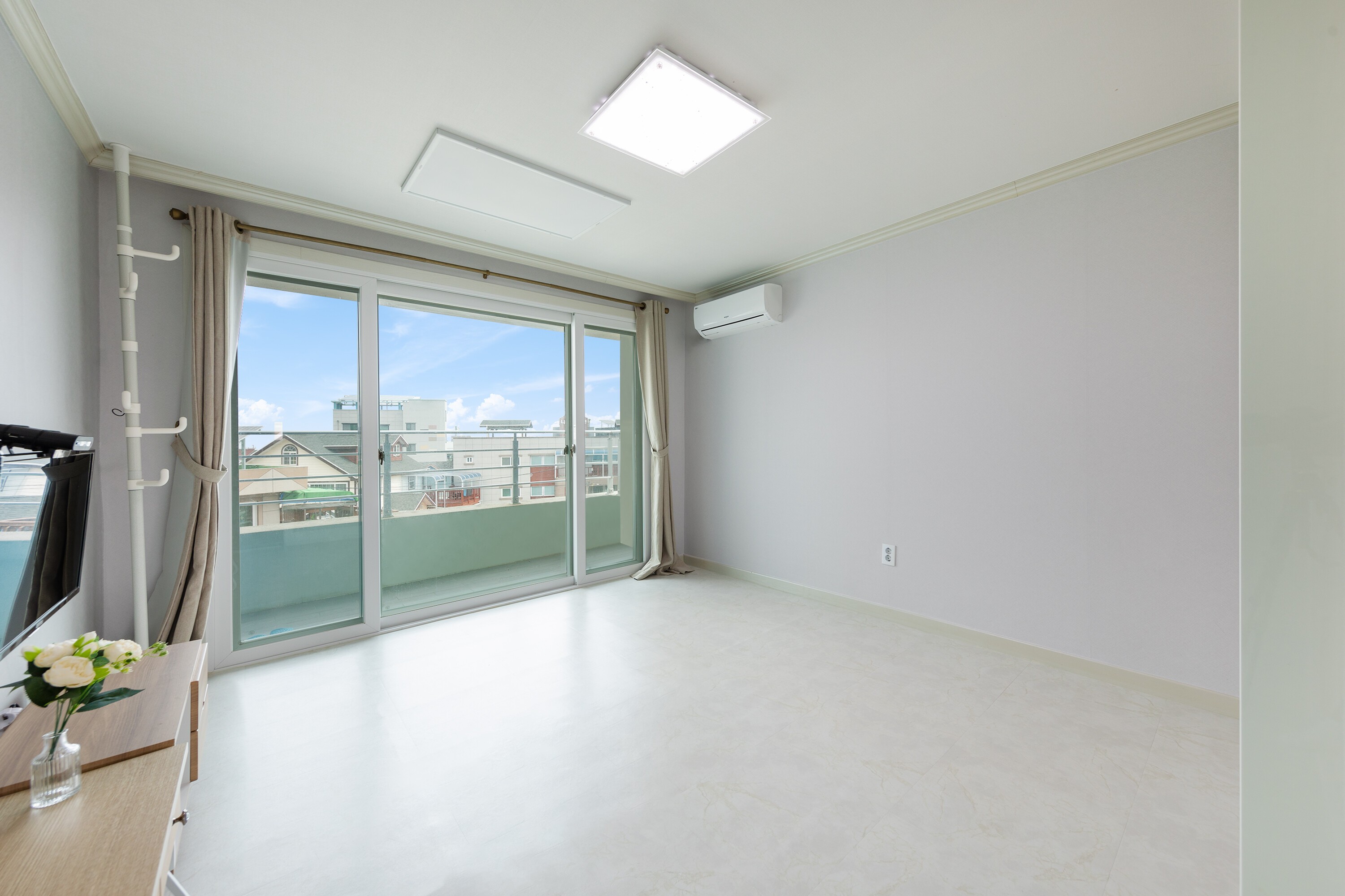 205 for comfort with clean interior (balcony)