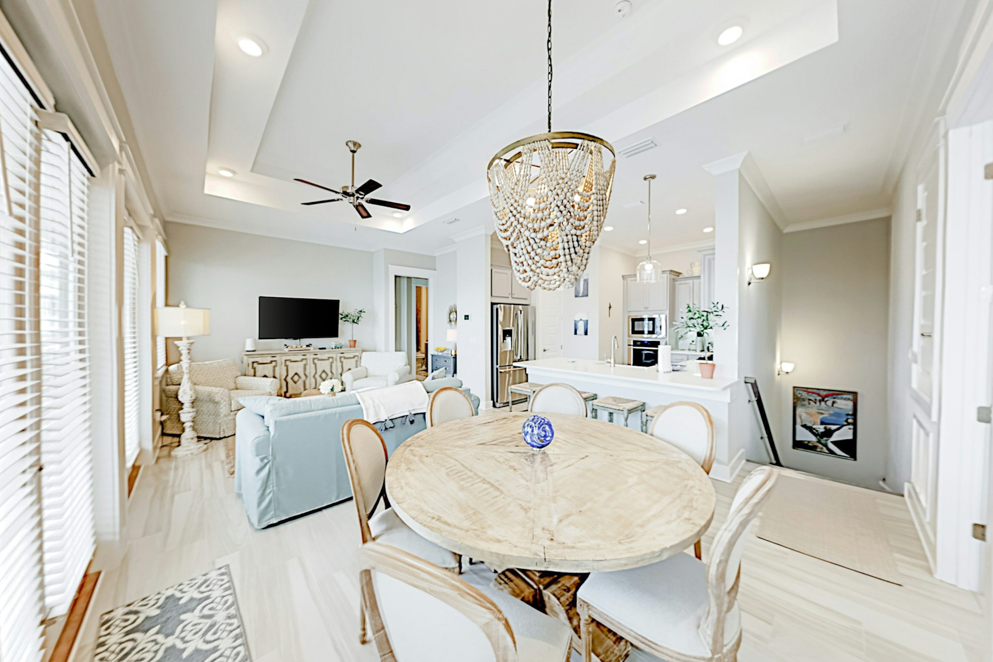 Luxury 2BR with pool, tennis, walk to dining/shops
