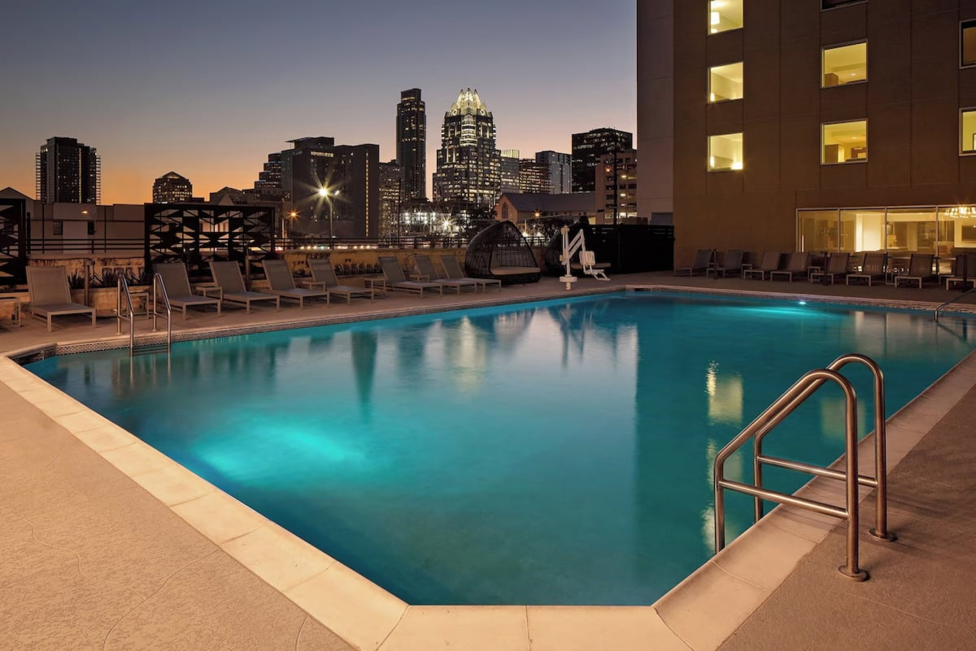 Close to UT Austin + Rooftop Pool. Bar. Dining. in 78701, Austin