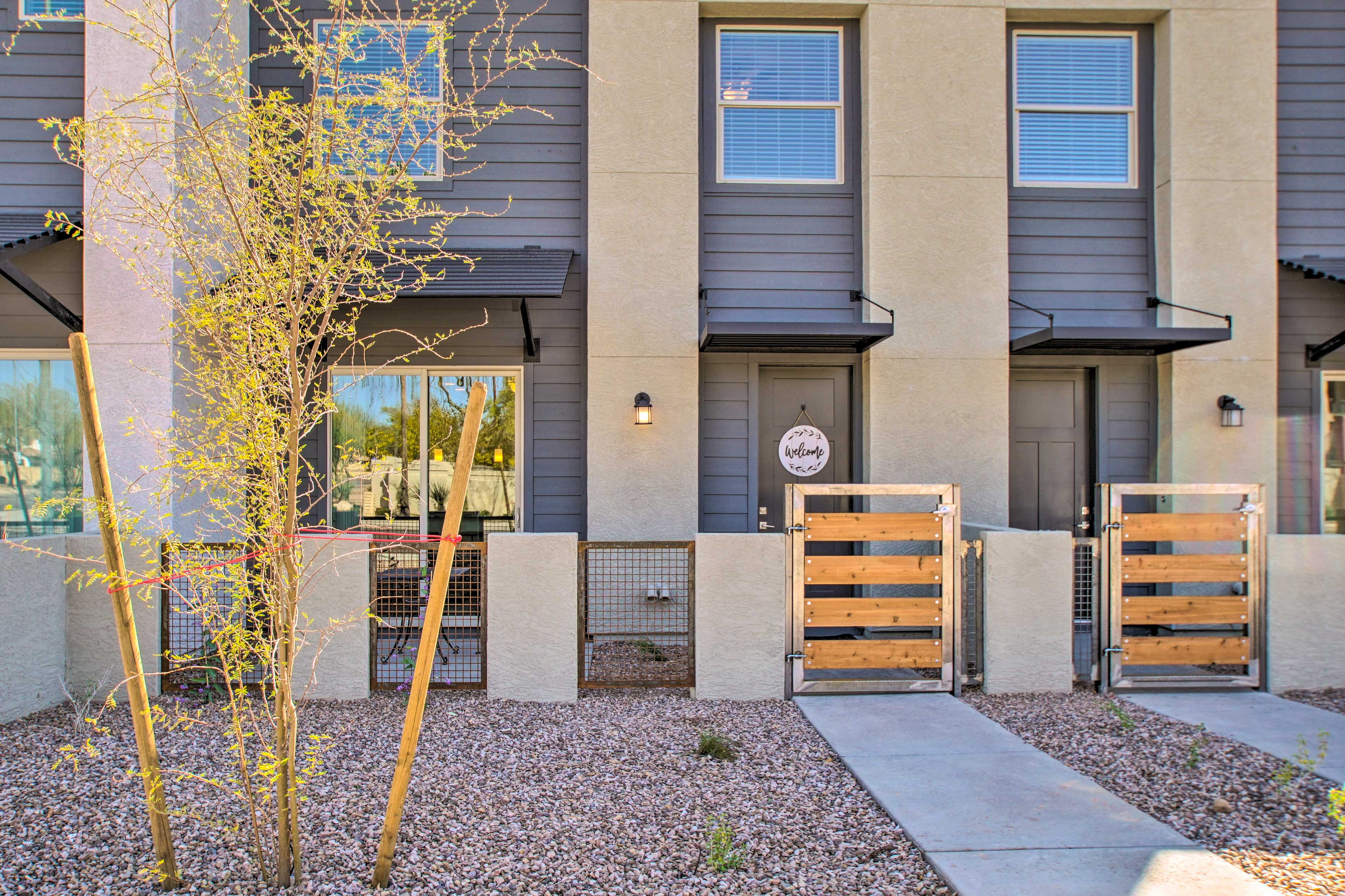 NEW! Stylish Mesa Townhome, 8 Mi to Usery Mtn Park Townhouses for